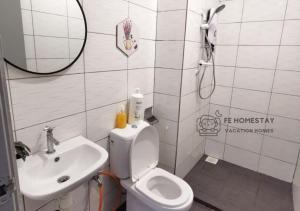 ein Bad mit einem WC und einem Waschbecken in der Unterkunft FE Cozy Cameron Homestay Family 8 pax 3BR Palas Horizon Brinchang 金马伦民宿 8人3房 in Brinchang