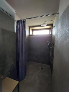 Un baño de 'RE-Dama Hostel