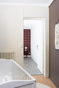 - un couloir avec un grand miroir dans la chambre dans l'établissement Les Toits de Chartres - 2 appt - Parking gratuit, à Chartres