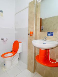 HOTEL LA GAITANA HEROINA INDIGENA في سان أوغستين: حمام مع مرحاض ومغسلة