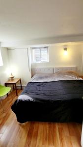 1 dormitorio con 1 cama grande en una habitación en Vancouver 2BR Garden Suite en Vancouver