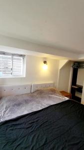 Una cama o camas en una habitación de Vancouver 2BR Garden Suite