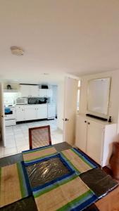 uma cozinha com um frigorífico e um quarto com uma mesa em Vancouver 2BR Garden Suite em Vancouver