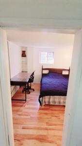 1 dormitorio con cama y escritorio en Vancouver 2BR Garden Suite en Vancouver