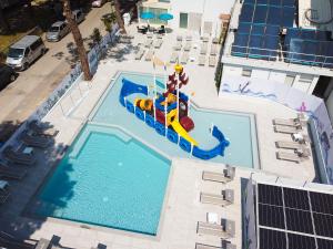 uma vista superior de uma piscina com uma tampa insuflável em Hotel Roxy em Cervia