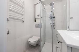 une salle de bain blanche avec toilettes et lavabo dans l'établissement Apartment Przytulny Katowice Ligota near Hospitals & ŚUM, à Katowice 45 autres photos