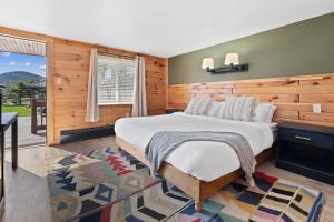 ウィルミントンにあるWolfjaw Lodgeのベッドルーム1室(大型ベッド1台付)、パティオが備わります。