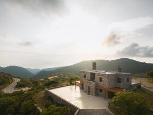 uma casa com vista para uma montanha em Stone Pearl Kea em Elliniká