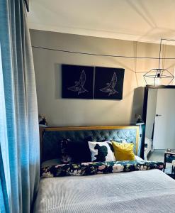 1 dormitorio con 1 cama con cortinas azules en Bovis APARTMENT - Gdynia Center Rezydencja Redłowo en Gdynia