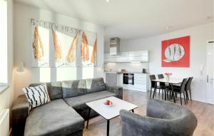 una sala de estar con un sofá y una mesa en Passatvilla - Apartment 4, en Travemünde