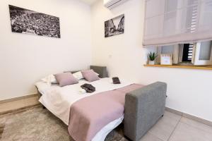 1 dormitorio con 1 cama grande en una habitación en Apartmani Boras, en Metković