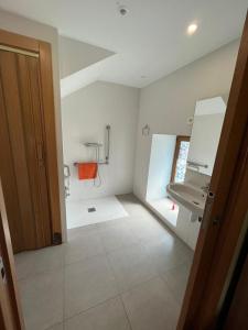 een badkamer met een wastafel en een toilet bij El horno Albergue Manzanos in Manzanos