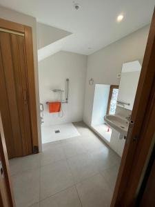a bathroom with a sink and a toilet at El horno Albergue Manzanos in Manzanos
