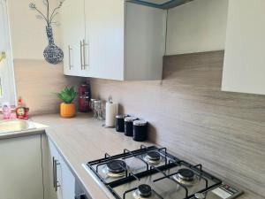 a kitchen with a stove top oven in a kitchen at Dundee City Apartment with 3 Bedrooms in Dundee