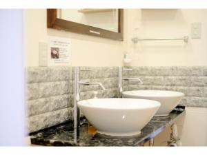 鳥取的住宿－Tottori Guest House Miraie BASE - Vacation STAY 41221v，浴室在柜台上配有两个白色水槽