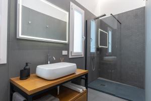 A bathroom at Il Giardino Antico Még 37 kép