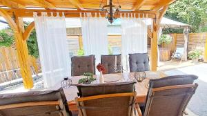 uma mesa de jantar com cadeiras e mesa em River Kolpa Apartments em Griblje