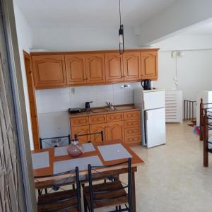 Kuchyňa alebo kuchynka v ubytovaní ΜΑΡΟΥ ROOMS