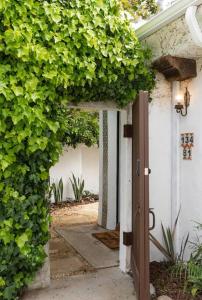 einen Eingang zu einem Haus mit einer mit Efeu bedeckten Tür in der Unterkunft Cozy New - Casa Blanca Suite B1 in Montecito