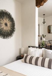 1 dormitorio con 1 cama con espejo grande en la pared en Cozy New - Casa Blanca Suite B1 en Montecito