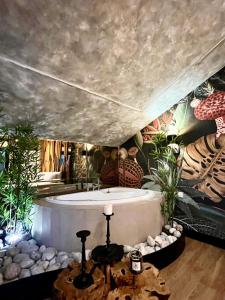 ティラナにあるRose Boutique Hotelの部屋にバスタブ付きのバスルーム