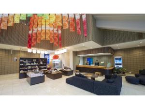 een lobby van een winkel met banken en tafels bij Hotel Sekisuien - Vacation STAY 44681v in Gujo