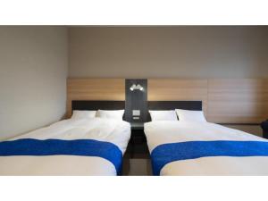 twee bedden in een kamer met blauw en wit bij Hotel Sekisuien - Vacation STAY 44681v in Gujo