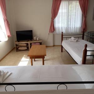 Posteľ alebo postele v izbe v ubytovaní ΜΑΡΟΥ ROOMS