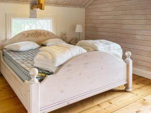 Un pat sau paturi într-o cameră la Holiday home ULRICEHAMN VII