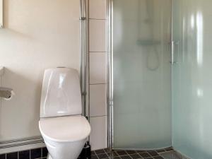 Holiday home ULRICEHAMN VII في أولريسيهامن: حمام مع مرحاض ودش