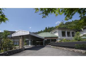 a large white building with a bench in front of it at Hotel Sekisuien - Vacation STAY 44700v in Gujo