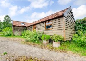 a tiny house in the middle of a yard at Scapa Lodge in Tunstall