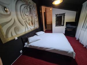 Gallery image of Karma caffe&rooms in Bucharest +14 photos