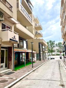 une rue vide devant un bâtiment dans l'établissement Mini Suite Home, à Alexandroúpolis