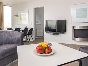 einen Obstteller auf einem Tisch im Wohnzimmer in der Unterkunft Apartment with Panoramic Marina Views in Wendtorf