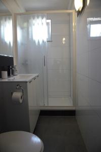 y baño blanco con ducha y aseo. en Apartments Sonne 2, en Crikvenica