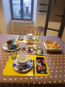 una mesa con una bandeja amarilla con comida. en Les forges de Planechaud, en Saint-Sornin-Leulac