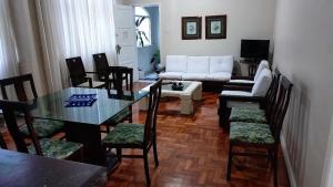sala de estar con mesa, sillas y sofá en Apartamento Aluguel, en Salvador