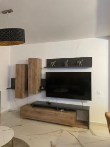 een woonkamer met een flatscreen-tv aan de muur bij Kuca za odmor Damir in Šmrika