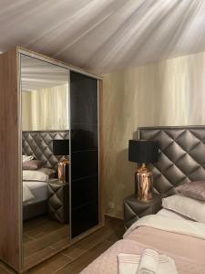 een slaapkamer met 2 bedden en een spiegel bij Kuca za odmor Damir in Šmrika