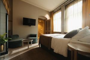 a hotel room with a bed and a tv at Hotel Staatsman in Zwolle