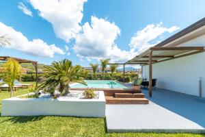 una piscina en el patio trasero de una casa en Villa Brigida Beach & Pool, en Ascea