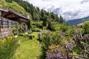 a garden with flowers in front of a building at Ferienhaus Winkler in Anterivo