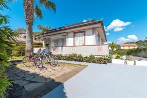 una casa con dos bicicletas estacionadas frente a ella en Villa Brigida Beach & Pool, en Ascea
