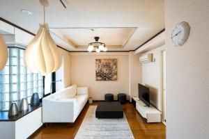 een woonkamer met een witte bank en een tv bij Nagaetsu - Vacation STAY 47717v in Kyoto