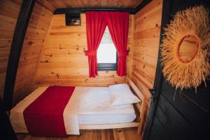 a small room with a bed in a log cabin at Aliki Bungalow in Cayeli
