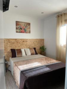 1 dormitorio con 1 cama con una pintura en la pared en Casa Pejão Do Paraíso, en Castelo de Paiva