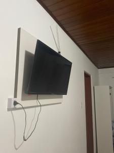a flat screen tv hanging on a wall at Central 2 - Pousada in Uruguaiana