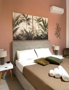 a bedroom with a bed with two towels on it at la casetta di Sophia in Torrenova