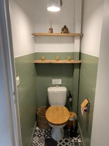 的住宿－Gîte au Domaine des charmes，一间带卫生间的小浴室,配有木座椅
